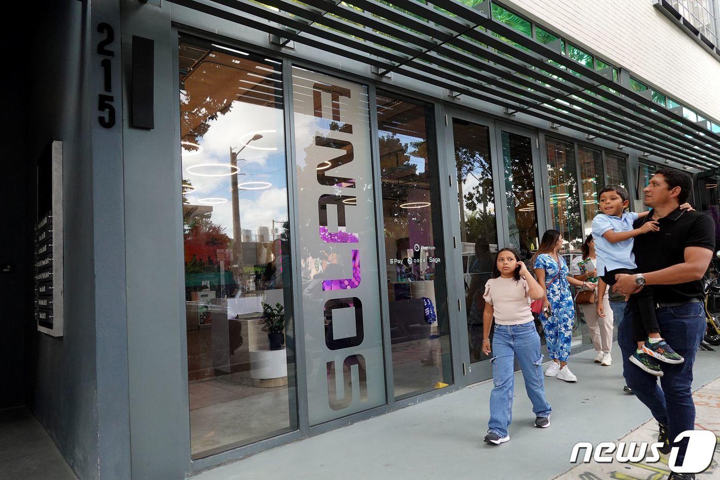 사람들이 2023년 2월22일 플로리다주 마이애미에 위치한 솔라나 스페이스 매장을 지나가고 있다. ⓒ AFP=뉴스1