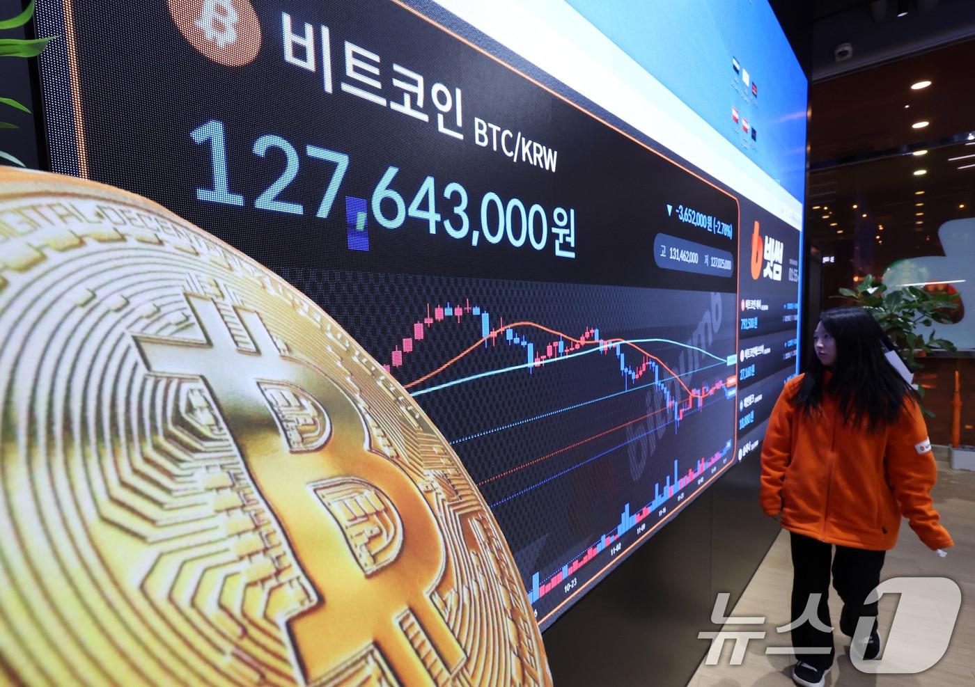 16일 서울 강남구 빗썸 라운지 전광판에 비트코인 시세가 나타나고 있다. 2025.12.16/뉴스1 ⓒ News1 김명섭 기자