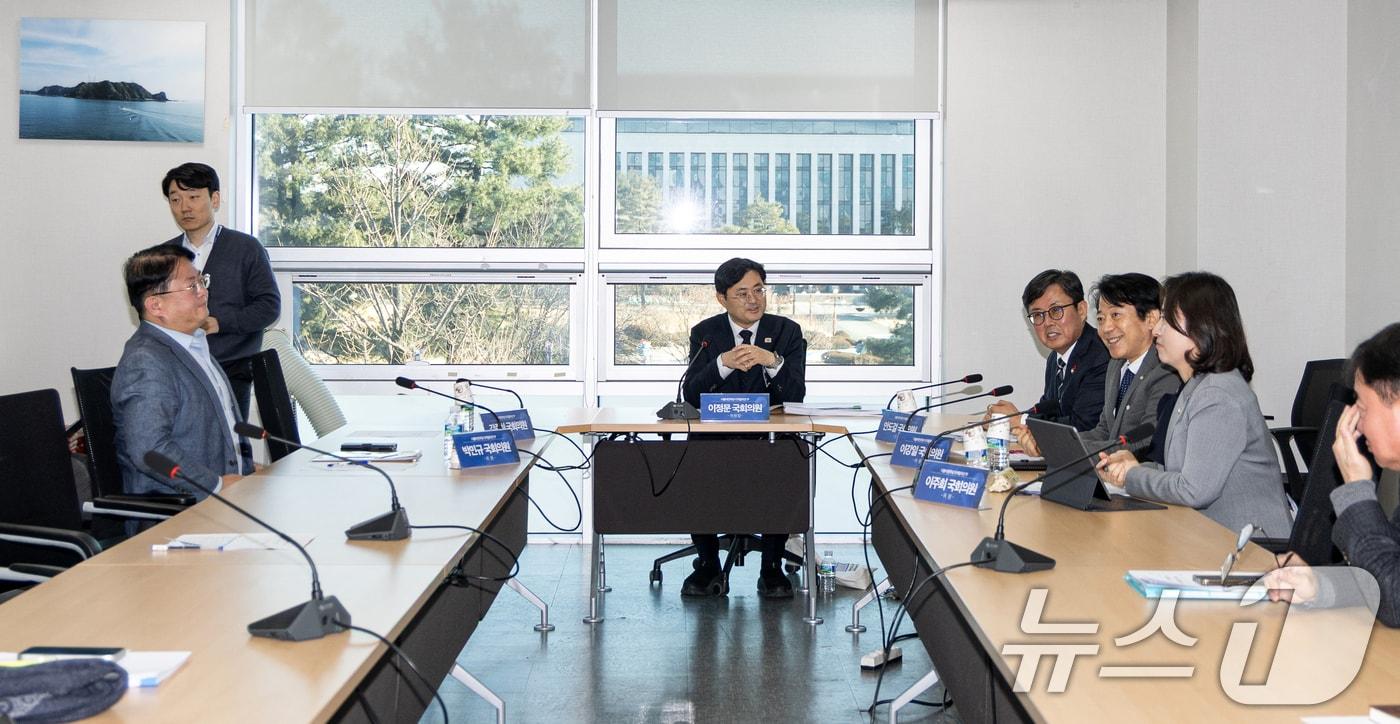 이정문 더불어민주당 디지털자산 TF 위원장이 28일 서울 여의도 국회 의원회관에서 열린 비공개 TF 회의에서 의원들과 대화하고 있다. 2026.1.28 ⓒ 뉴스1 이승배 기자