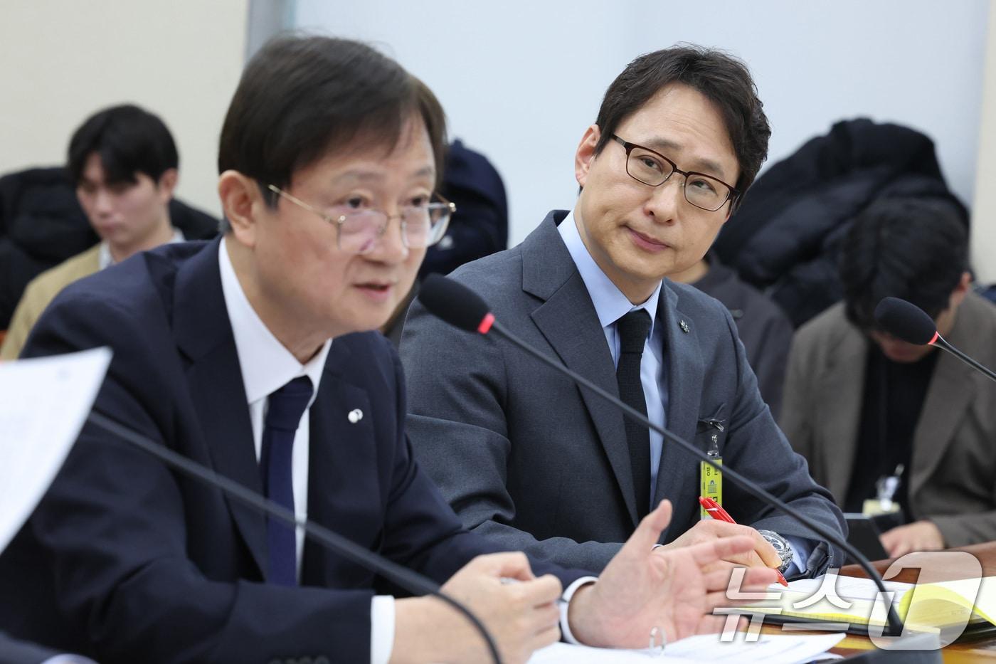 이재원 빗썸 대표가 11일 서울 여의도 국회 정무위원회에서 열린 빗썸의 비트코인 오지급 사태와 관련 긴급현안질의에 출석해 이찬진 금융감독원장의 답변을 듣고 있다. 2026.2.11 ⓒ 뉴스1 신웅수 기자