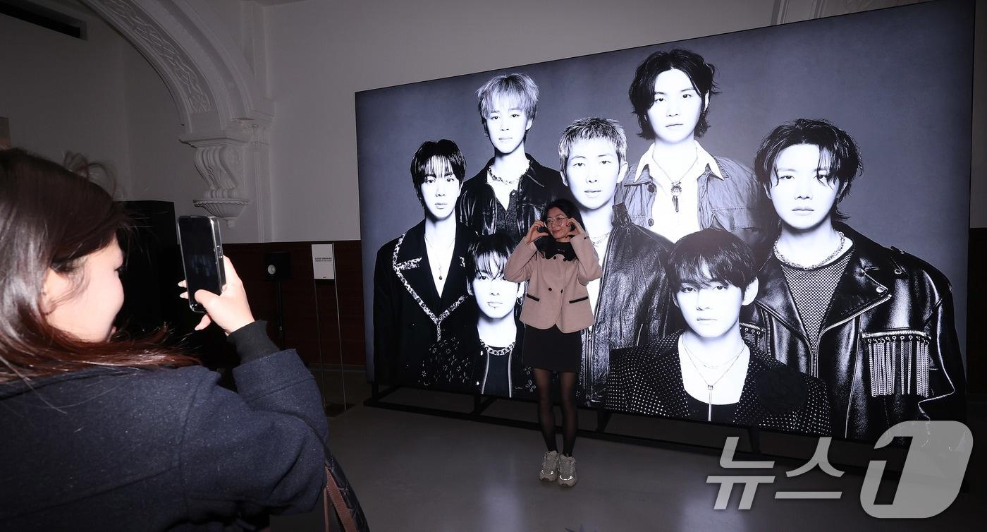 20일 서울 중구 신세계백화점 본점 헤리티지 뮤지엄에 마련된 ‘BTS POP-UP : ARIRANG’에서 외국인 관광객들이 전시를 둘러보고 있다. 신세계백화점은 하이브(HYBE)와 함께 방탄소년단(BTS) 완전체 컴백 분위기를 미리 체험할 수 있는 팝업스토어를 본점 더 헤리티지 4층에 마련했다. 2026.3.20 ⓒ 뉴스1 박지혜 기자