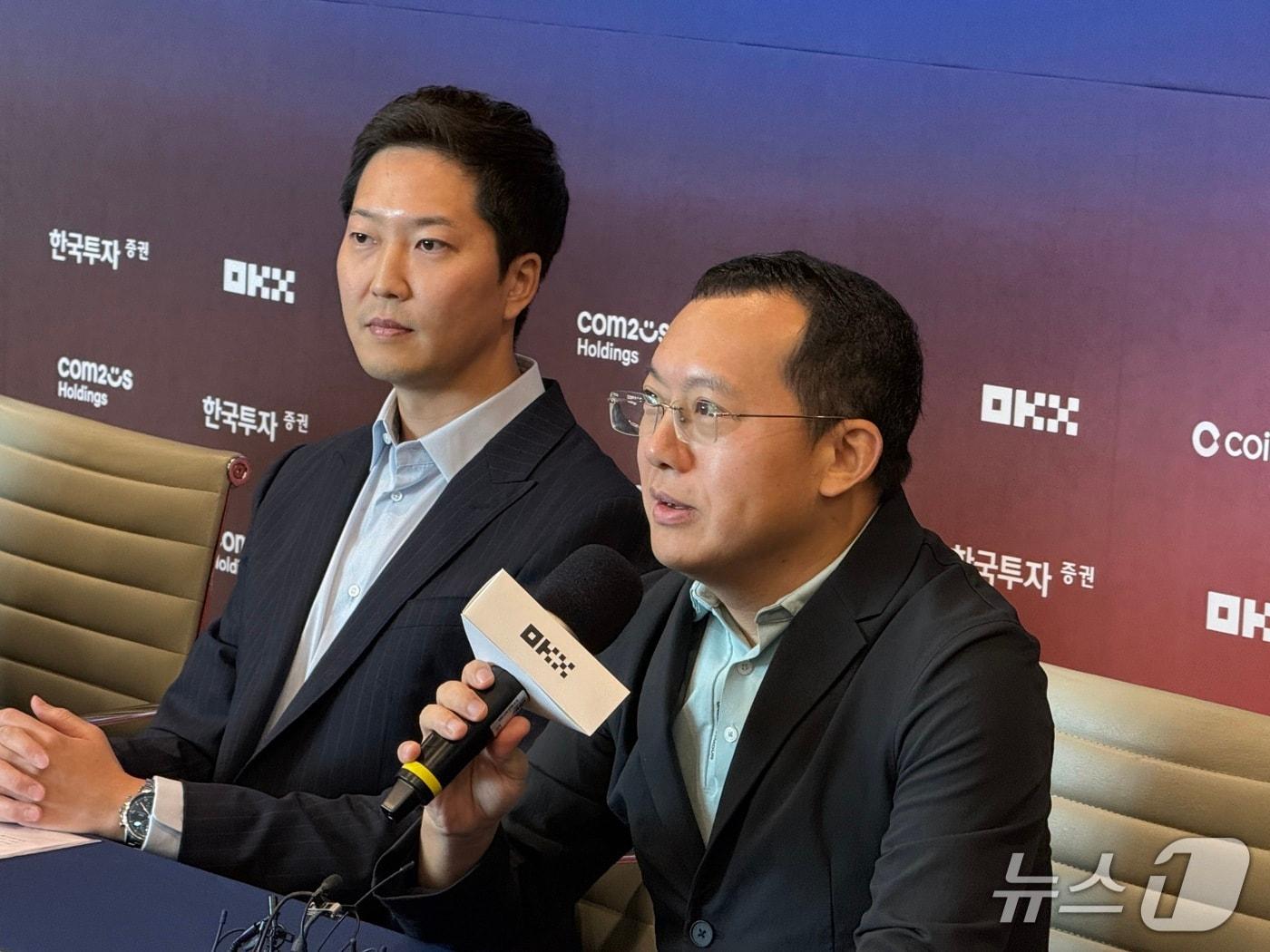 4일 오전 서울 영등포구 코인원 사옥에서 열린 기자간담회에 차명훈 코인원 대표(왼쪽)와 스타 쉬 OKX 창업자 겸 최고경영자(CEO)가 참석해 발표를 하고 있다. 사진=황지현 기자