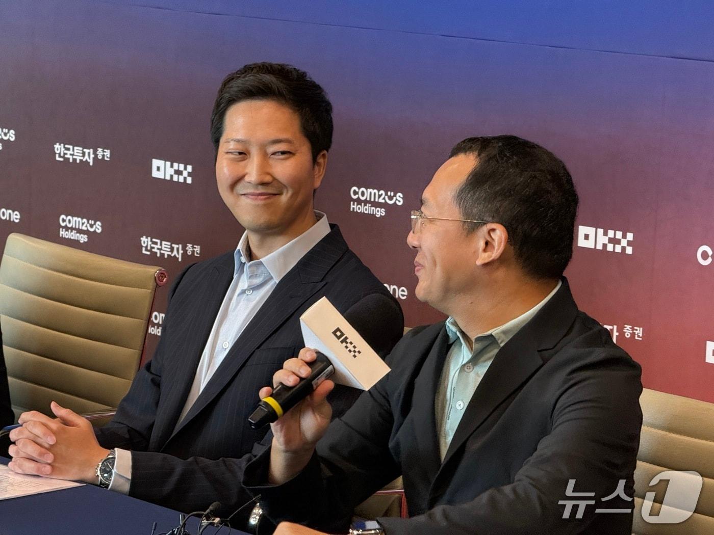  4일 오전 서울 영등포구 코인원 사옥에서 열린 기자간담회에서 차명훈 코인원 대표(왼쪽)가 스타 쉬 OKX 창업자 겸 최고경영자(CEO)를 바라보며 웃고 있다. 사진=황지현 기자