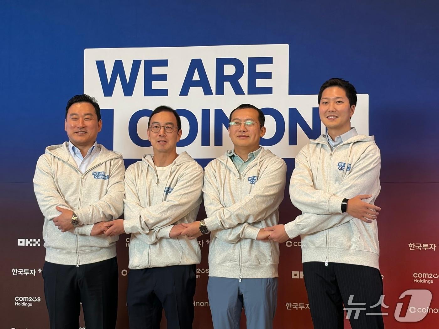  4일 오전 서울 영등포구 코인원 사옥에서 열린 기자간담회에 김성환 한국투자증권 대표(왼쪽부터), 송병준 컴투스홀딩스 의장, 스타 쉬 OKX 창업자 겸 대표, 차명훈 코인원 대표가 기념촬영을 하고 있다. 사진=황지현 기자.