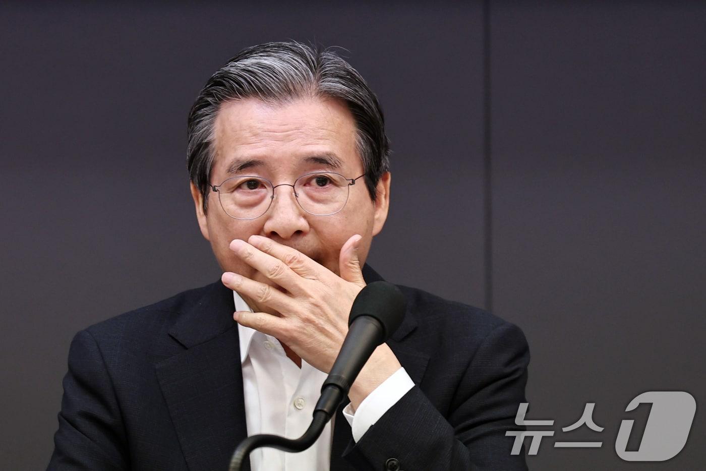 김용범 청와대 정책실장이 사임했다. 지난해 6월 정부 출범 직후 임명된 뒤 약 1년 3개월 만이다. 강유정 청와대 수석대변인은 1일 오전 춘추관 브리핑을 통해 "김 정책실장이 전날(31일) 사의를 표명했다＂며 ＂이에 이재명 대통령은 오늘 1일 사표를 수리했다＂고 밝혔다. 김 정책실장은 단일 종목 레버리지 상장지수펀드(ETF) 논란 등으로 국민의힘 등 야당으로부터 사퇴 요구를 받아왔다. 사진은 지난 6월 24일 서울 중구 한국프레스센터에서 열린 관훈클럽 초청 토론회에 모습. 2026.9.1 ⓒ 뉴스1